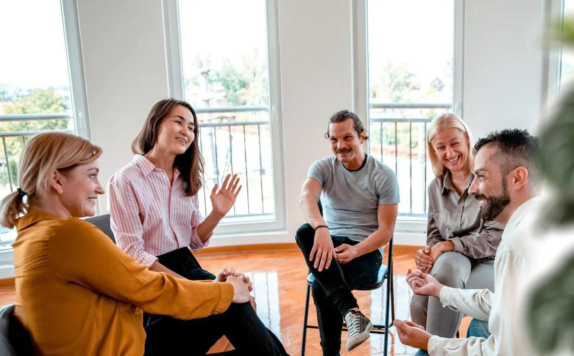 Groep collega's in gesprek in een kring