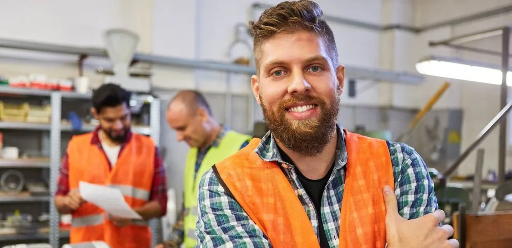 Trotse medewerker in een productieomgeving