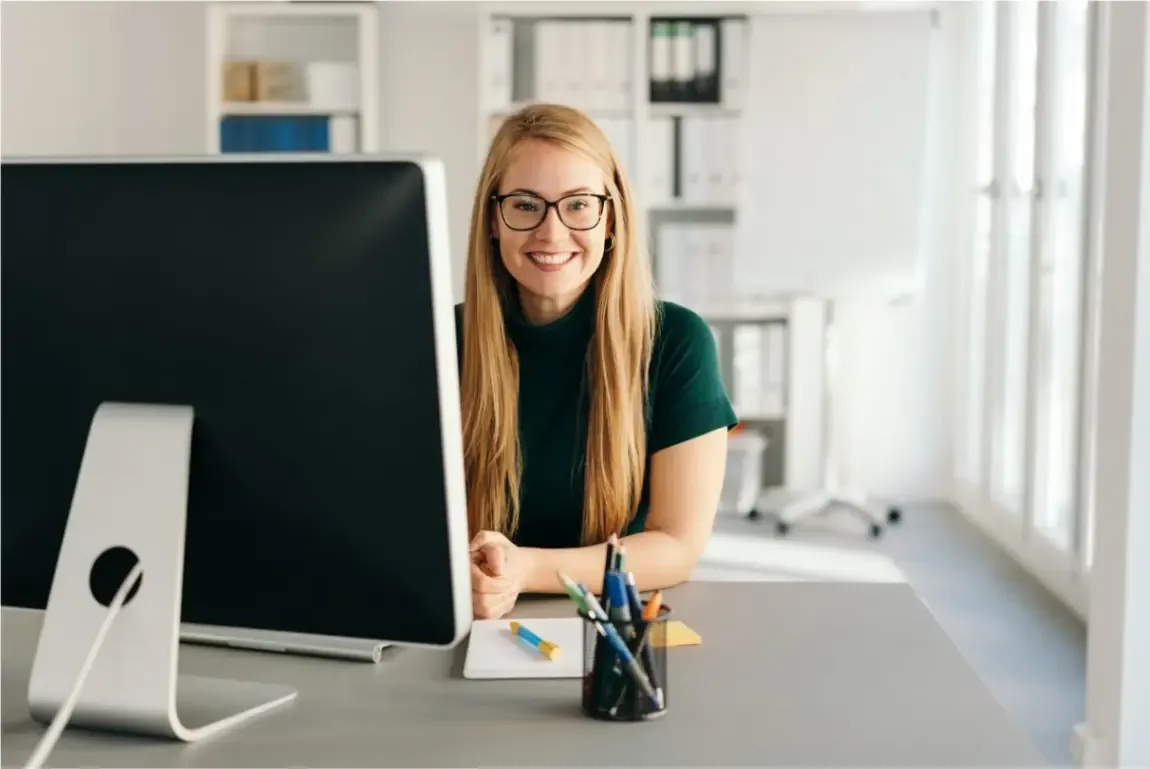 Medewerker achter een computer